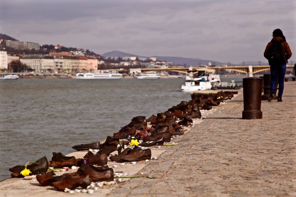 Skor längst Donau-floden, ett minnesmonument för judarna som radades upp och sköts ner i floden under andra världskriget